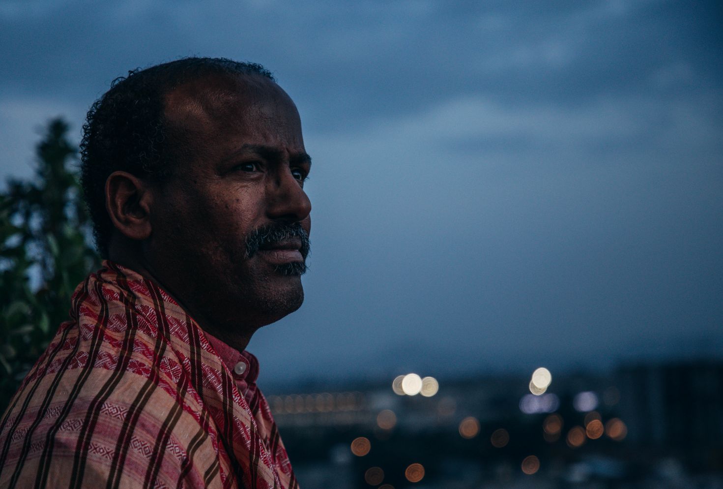 Vyras žiūri į tolį.