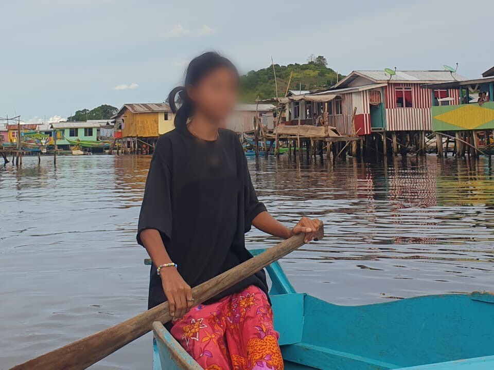 Sheilos kaimynai ją išjuokia ir atstumia