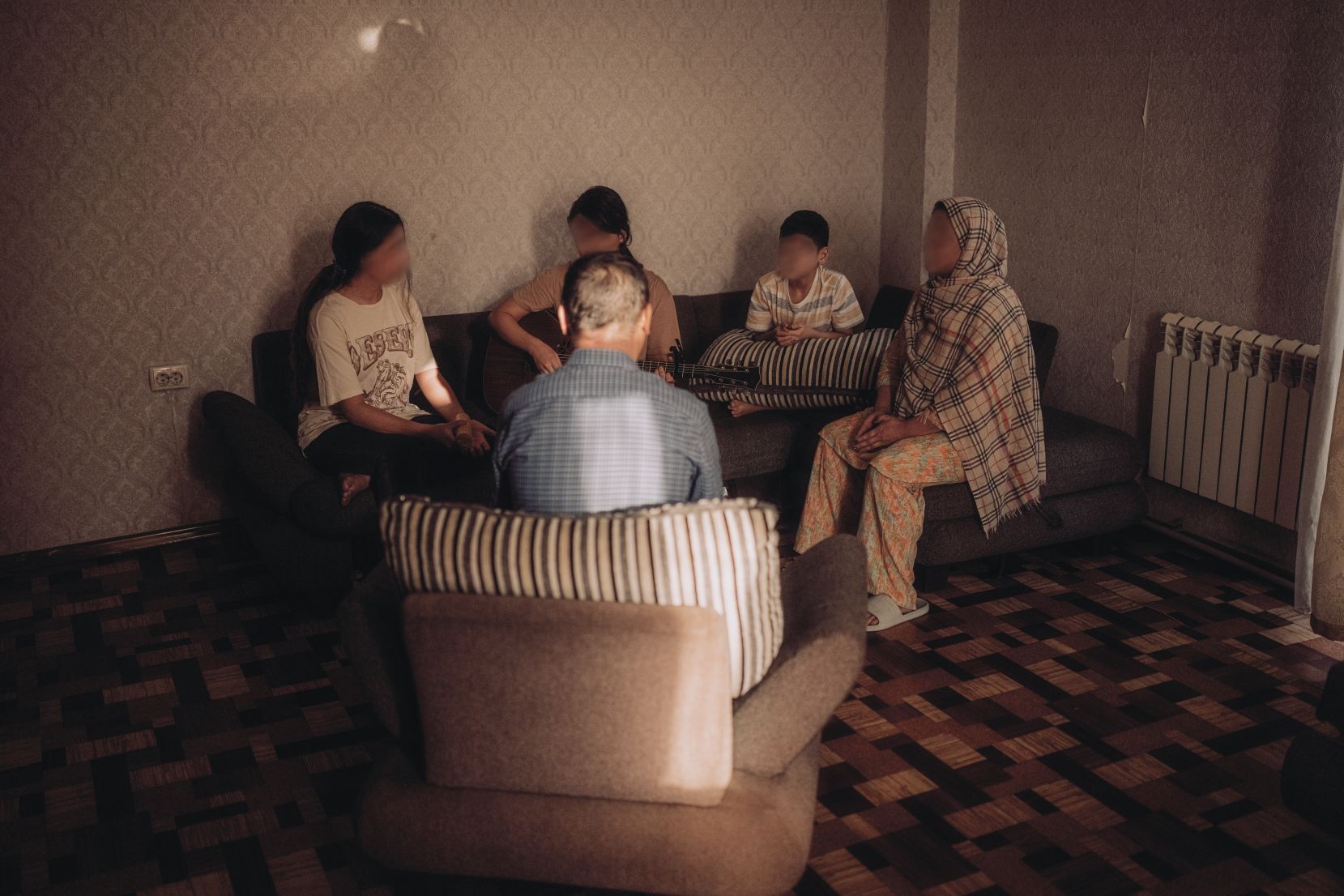 Afganų šeima kartu garbina Dievą.