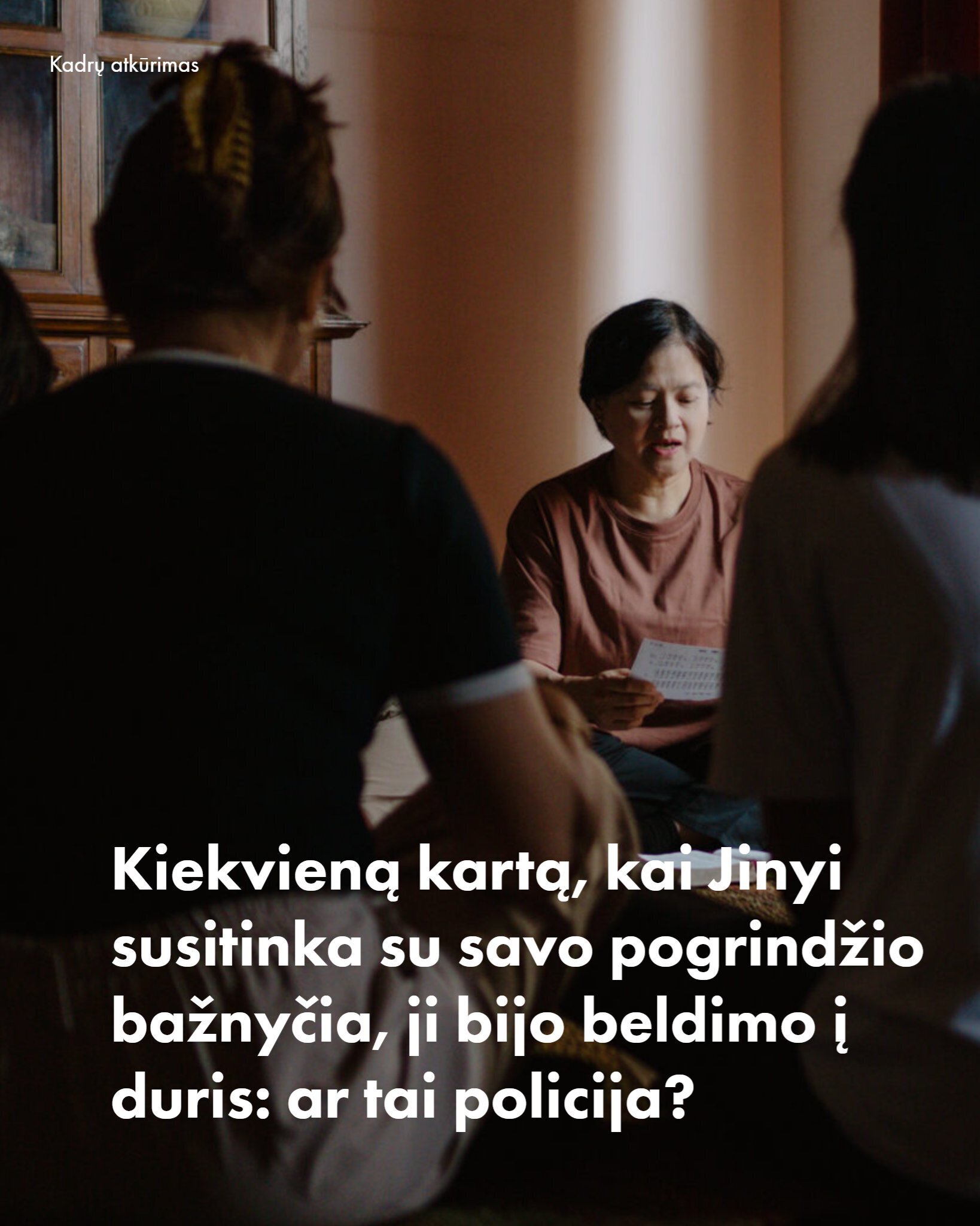 Kiekvieną kartą, kai Jinyi susitinka su savo pogrindžio bažnyčia, ji bijo beldimo į duris
